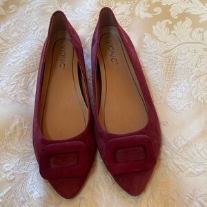 NWOT Vionic Wine suede pointy toe flats